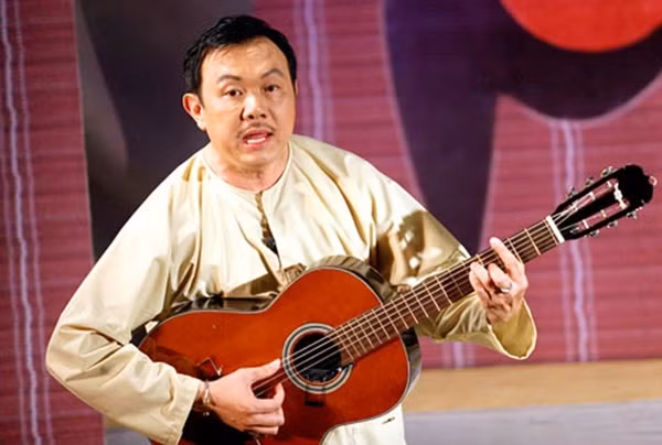  Mê tiền đến phát nghiện: Danh hài Chí Tài đã từ lâu ‘nhẵn mặt’ với người hâm mộ Việt Nam bởi những vở hài có chất ‘gây nghiện’, khiến khán giả không thể ‘ngậm được mồm’ mỗi khi xem Chí Tài diễn. Tuy nhiên, cuộc sống đời tư hay tính cách của danh hài lại được tiết lộ một cách hiếm hoi. Theo Trí thức trẻ, thành viên nhóm hài Chí Tài Brother's từng chia sẻ về Chí Tài là một người rất dễ thương. Nếu trong showbiz tồn tài nhiều ganh đua, bon chen thậm chí ‘chà đạp’ nhau, thì danh hài Chí Tài lại khác hẳn, nếu em út đạt được một điều gì đó may mắn, Chí Tài sẽ thật tâm mừng cho người đó chứ không ganh tị, khó chịu.
