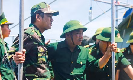Thiếu tá Nguyễn Hữu Cường (đội mũ cối, giữa) không khỏi căng thẳng khi vừa trở về đất liền. Ảnh: V.H.