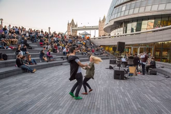 Lễ hội More London, Anh: Loạt sự kiện miễn phí này được tổ chức dọc bờ nam sông Thames trong 4 tháng mùa hè. Du khách sẽ được thưởng thức nhạc sống, biểu diễn sân khấu, các khu giải trí cho trẻ em, xem phim ở rạp Scoop gần cầu Tower... Màn hình lớn ở khu vực thường xuyên chiếu các sự kiện thể thao lớn như giải Wimbledon hay Tour de France. Ảnh: Grosvenorcasinos.
