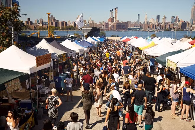 Chợ trời Brooklyn, New York, Mỹ: Vào dịp cuối tuần, bạn nên đến Brooklyn để trải nghiệm một trong những khu chợ tuyệt nhất thành phố. Hơn 100 gian hàng bày bán đủ thứ cho du khách lựa chọn, từ các tấm poster thập niên 30, quần áo vintage, trang sức, đồ gia dụng, đến tranh ảnh, đồ cổ... Ảnh: Smorgasburg.