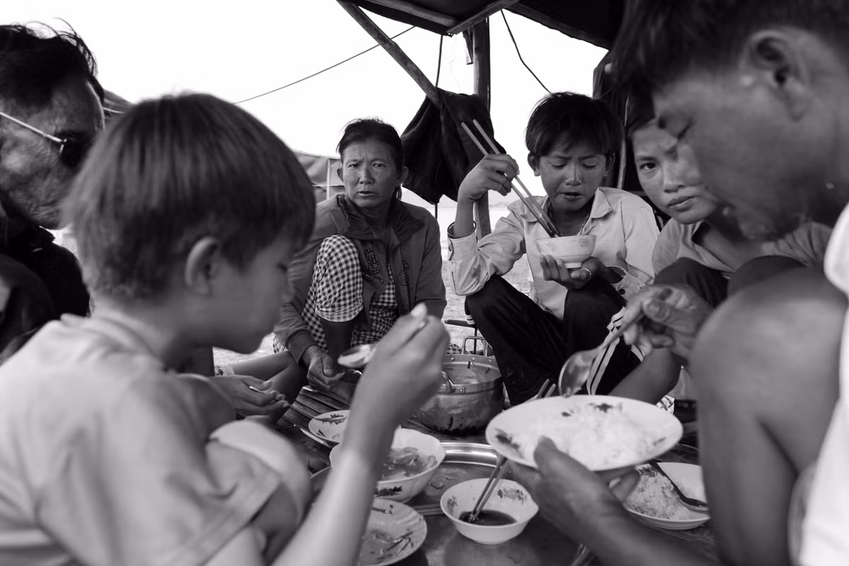 Cá được đánh bắt để làm thức ăn mỗi ngày, nếu ăn không hết thì muối, phơi khô dự trữ để ăn dần.