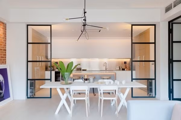 Không gian nấu nướng Nơi nấu nướng và ăn uống chính của căn hộ được đặt phía trong cùng. Tuy đặt ở góc trong cùng nhưng ánh sáng tự nhiên vẫn luôn ngập tràn ở từng góc nhỏ. Vẫn với sự lựa chọn nội thất màu trung tính tươi sáng giúp không gian chức năng này thêm rộng rãi và ưa nhìn. Những đường nét vật dụng, màu sắc đồ dùng được chọn lựa vô cùng đơn giản, là cách để không gian trở nên đẹp xinh và dịu dàng.