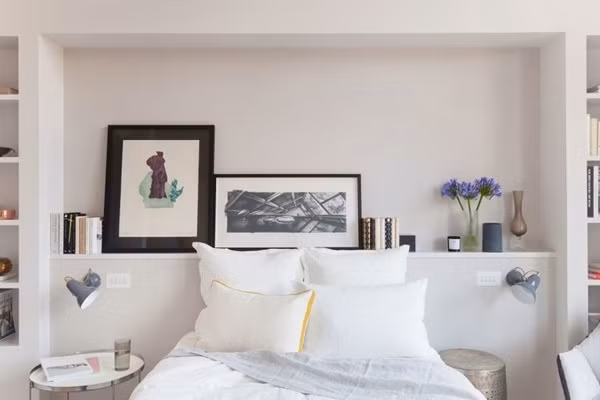 Một điều tuyệt vời của không gian nghỉ ngơi đó là khéo léo tận dụng khu vực tường phía đầu giường để tạo hệ thống kệ đựng đồ, vừa giúp căn phòng gọn gàng vừa tạo điểm nhấn đáng yêu cho góc nghỉ ngơi.