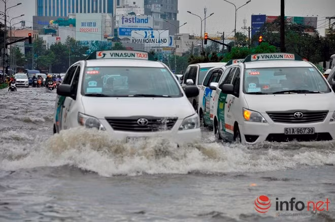 Các xe ô tô đi tạo thành sóng lớn như dưới biển khiến cho người đi xe máy gặp khó khăn.