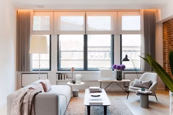 Chỉ sử dụng sofa khá nhỏ nhắn đặt gần tường, thêm bàn trà đơn giản và ghế tựa là đủ để tạo nên phòng khách xinh xắn, đáng yêu. Ti vi treo lên tường gạch trần tạo nên sự tương phản màu sắc, mang đến vẻ đẹp nổi bật đầy cá tính cho không gian.