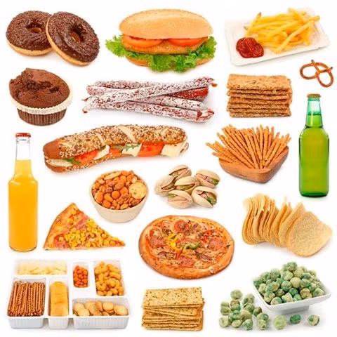 Đồ ăn có hàm lượng muối, giấm hoặc khói cao: Các đồ ăn được xử lí bằng cách sử dụng nitrat hoặc nitrit có tính chất như các chất bảo quản cũng như chất tạo màu cho thịt. Mặc dù nitrat không gây ra ung thư nhưng trong một số điều kiện, những chất hóa học này biến đổi thành hợp chất N-nitroso ngay khi chúng vào trong cơ thể. Hợp chất N-nitroso này có liên quan đến sự gia tăng nguy cơ mắc phải các căn bệnh ung thư. Các đồ ăn hun khói như thịt hoặc các loại hạt khiến cho các thực phẩm hấp thụ một lượng hắc ín đáng kể mà khói sản sinh ra. Hắc ín là một chất gây ung thư phổ biến. Các loại thịt như thịt hun khói, lạp xưởng, bologna và xúc xích Ý chứa nhiều chất béo và muối. Các đồ ăn ngâm giấm cũng chứa một lượng muối rất cao. Có một bằng chứng chắc chắn rằng ăn những loại đồ ăn này làm gia tăng nguy cơ mắc phải bệnh ung thư đại thực trạng và tỉ lệ bị ung thư dạ dày cao hơn. Tỉ lệ ung thư dạ dày cao hơn nhiều ở những nơi như Nhật Bản, nơi mà chế độ ăn truyền thống có nhiều đồ ăn chứa hàm lượng muối hoặc khói cao.