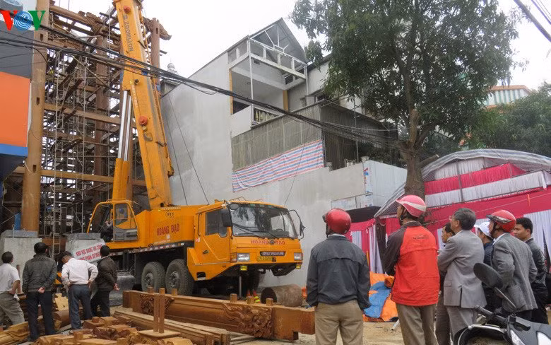 Nhà cao 5 tầng, diện tích sàn gỗ rộng khoảng 180m2, gồm 22 cột, cột cao nhất 17,5m, đường kính lên đến 95cm.