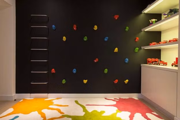 Một tấm bảng đen lớn sẽ thật hoàn hảo cho phòng ngủ của một đứa trẻ ưa thích sự sáng tạo. Nếu bạn không muốn sơn toàn bộ bức tường, bạn chỉ cần những mảnh gỗ dán sơn màu treo trên tường.
