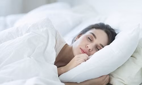 Bạn nên giặt chăn ga thường xuyên vì chúng rất bẩn. Ảnh: Dailymail.