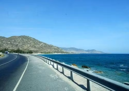 Từ trên đường phóng tầm mắt ra xa là biển Cà Ná xanh và trong vắt như ngọc bích, cả một vùng biển trời bao la hùng vĩ tới choáng ngợp mà không hình ảnh nào có thể lột tả trọn vẹn được. Cảnh biển thay đổi theo đường đi, có lúc phủ hết tầm mắt khoe khoang sự vĩ đại của đại dương, có lúc lại ngoan ngoãn nằm trọn trong lòng núi.
