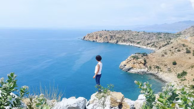 Đường ven biển Cà Ná - Phan Rang Nếu đang mơ mộng tới cung đường nơi một bên là núi cao, một bên là biển rộng, đoạn ven biển Cà Ná ắt hẳn sẽ khiến bạn sướng tê người. Chính vì chạy dọc theo triền núi, quanh co uốn lượn nên đường này vốn rất ít xe lớn qua lại, tới đây thì bạn tha hồ mà thong dong cầm lái, tận hưởng trọn vẹn cảm giác non cao nước biếc chỉ cách mình một cái với tay.