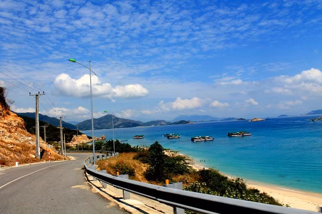 Đường ven biển Vĩnh Hy - Cam Ranh 3 cung đường tuyệt đẹp trên, mỗi cung đường lại mang một sắc màu đặc trưng riêng không lẫn đi đâu được. Nhưng đặc biệt với cung Phan Rang - Cam Ranh, biển, núi, cánh đồng, hoang mạc, nơi đây có tất cả! Phan Rang nổi tiếng là xứ sở của nho, nên khi đi qua đây bạn sẽ được chạy xe xuyên qua 1 đoạn toàn những cánh đồng nho xanh mướt, xinh xắn. Kế tiếp là cảnh bao la của biển cả và núi non trập trùng tưởng như chẳng có điểm dừng, rồi một đoạn nữa toàn những cánh đồng muối lấp lánh như gương dưới mặt trời, chầm chậm dừng lại một tí rồi ghé mắt nhìn xuống đồng cỏ xanh bên dưới đường mà xem, cả một bầy cừu con nào con nấy béo núc ních đang vô tư gặm cỏ, chơi đùa.