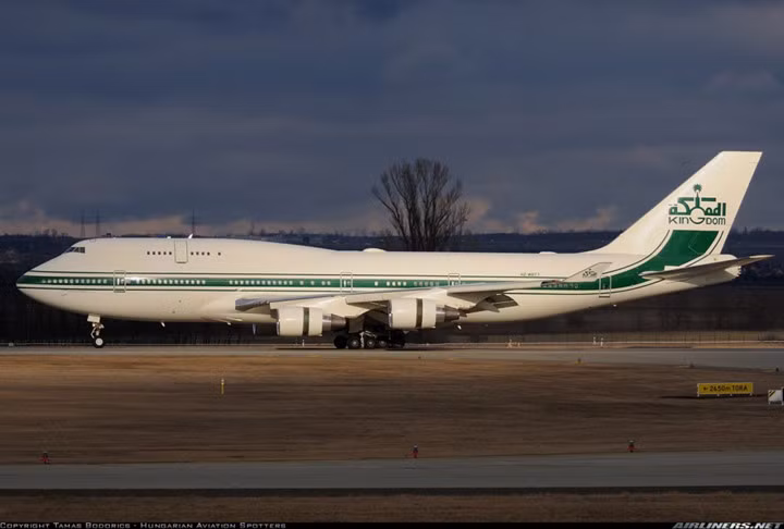 Chiếc Airbus A380 của Hoàng tử Prince Alwaleed bin Talal có chứa 1 ga ra nhỏ dành cho chiếc xe sang Rolls-Royce.