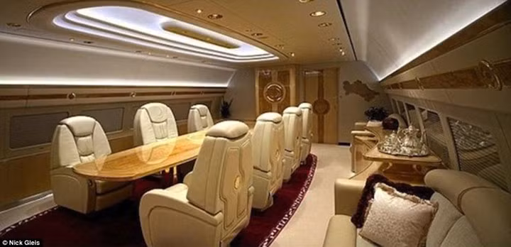 Trên chuyên cơ của các tỷ phú được bố trí phòng họp rộng rãi, đầy đủ tiện nghi.