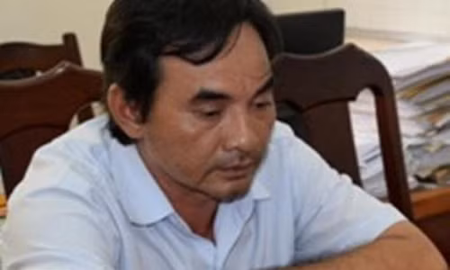 Ron nguoi con no nhan dau chu no xuong nuoc den chet