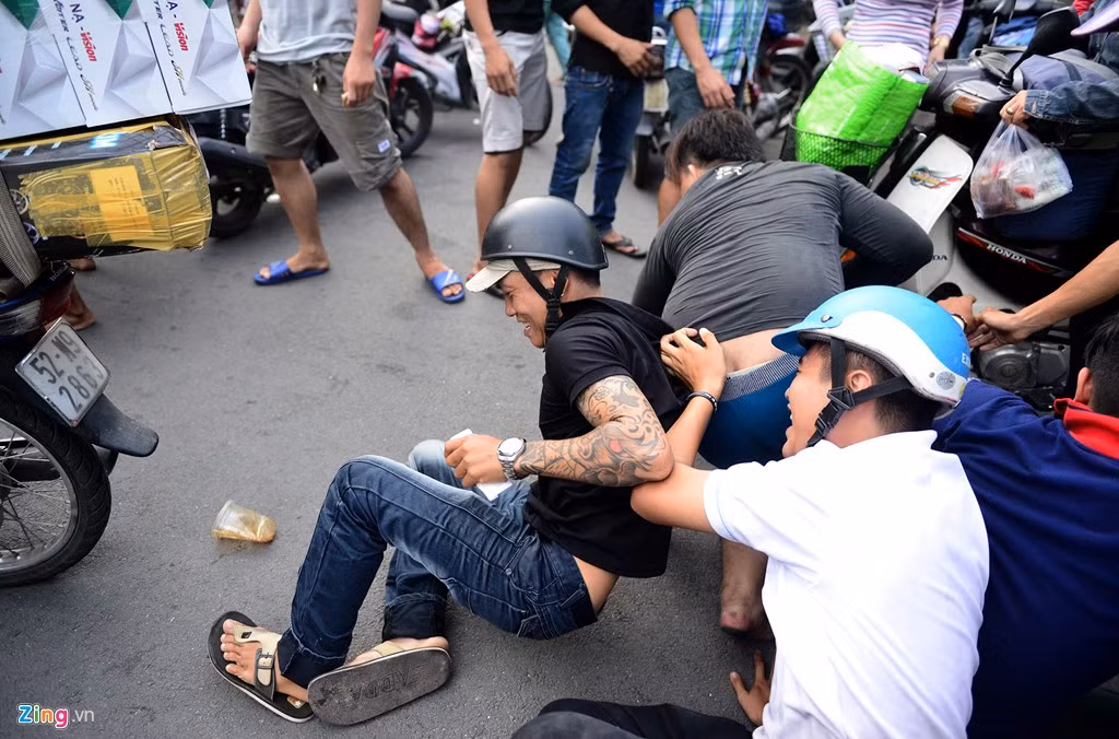 Không thể tránh khỏi cảnh xô đẩy ngã lăn quay ra đường.