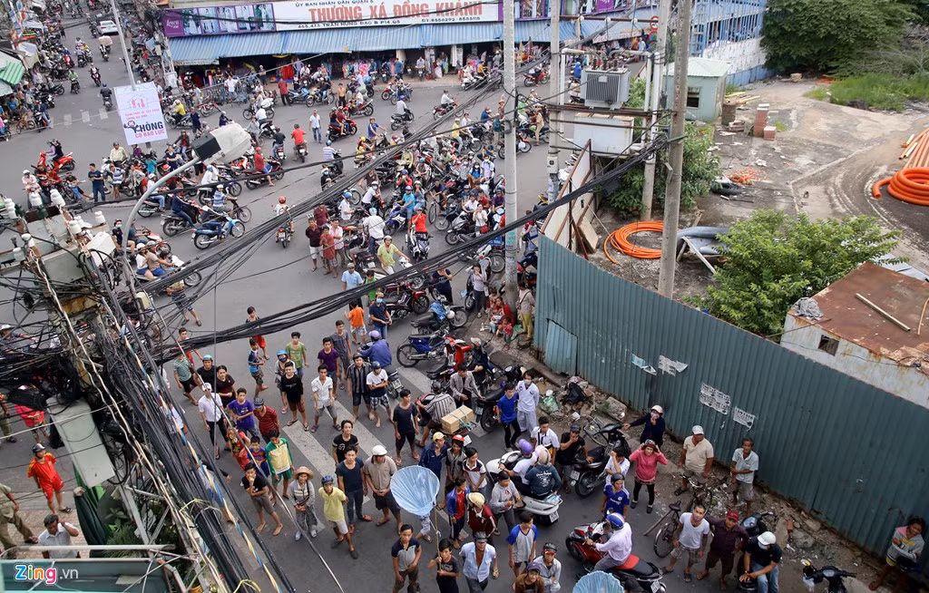 Nhiều gia đình giàu có hoặc các công ty ăn nên làm ra thường tổ chức làm lễ rất lớn. Có người mang tiền ra rải cho người nghèo nhặt. Tại góc đường này, hàng trăm người đổ về chờ nhặt tiền.
