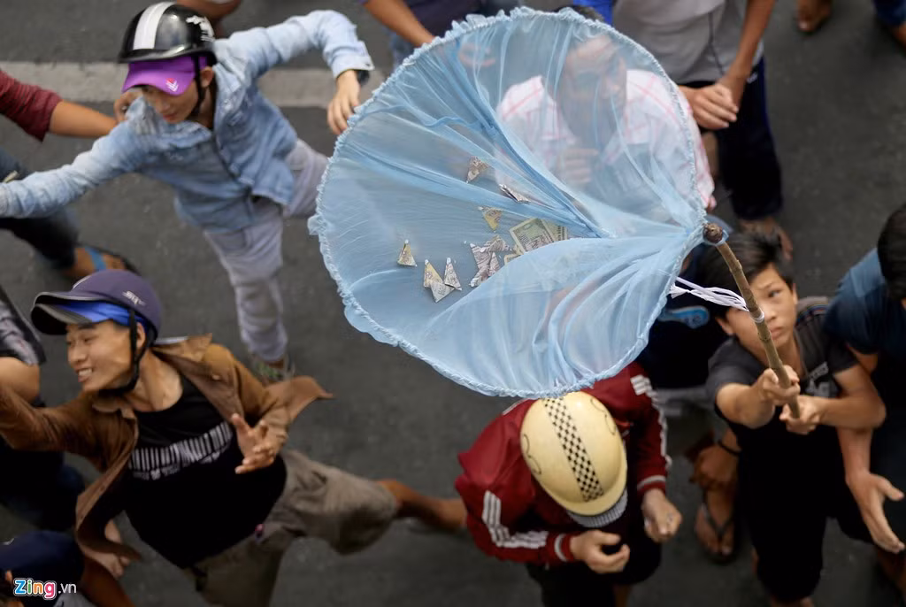 Nhiều thanh niên cũng tỏ ra là người có kinh nghiệm bởi hình thức này đã diễn ra ở Sài Gòn nhiều năm nay vào mỗi dịp rằm tháng bảy.