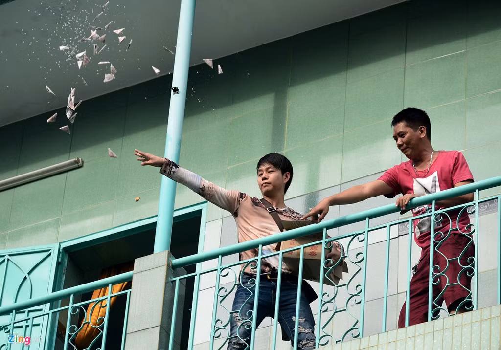 Làm lễ xong, anh Thuận mang các thùng tiền lên tầng 2 của cửa hàng ném xuống.