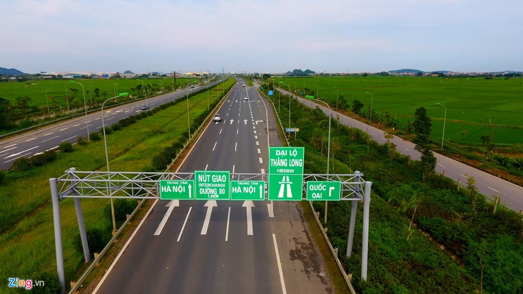 “Công ty cây xanh và một số công ty khác trồng miệt mài từ đầu năm đến nay chưa hết 40 tỷ đồng. Cây xanh tồn tại được cả trăm năm, còn trồng cây hoa việc cắt tỉa rất lãng phí. Ở các nước người ta trồng cây tự nhiên để tạo cảnh quan chứ không làm tốn kém như mình”, Chủ tịch UBND TP Hà Nội thông tin.