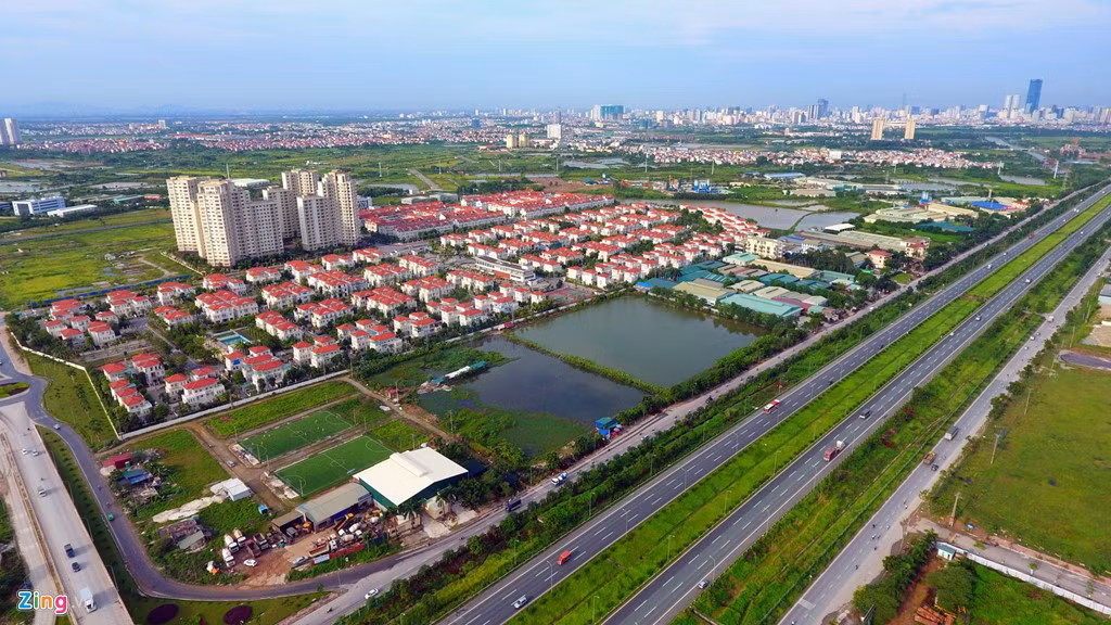 Dọc hai bên đại lộ, nhiều dự án bất động sản đang được thực hiện. Cũng có cả một số công trình xây dựng bao năm qua bị bỏ hoang.