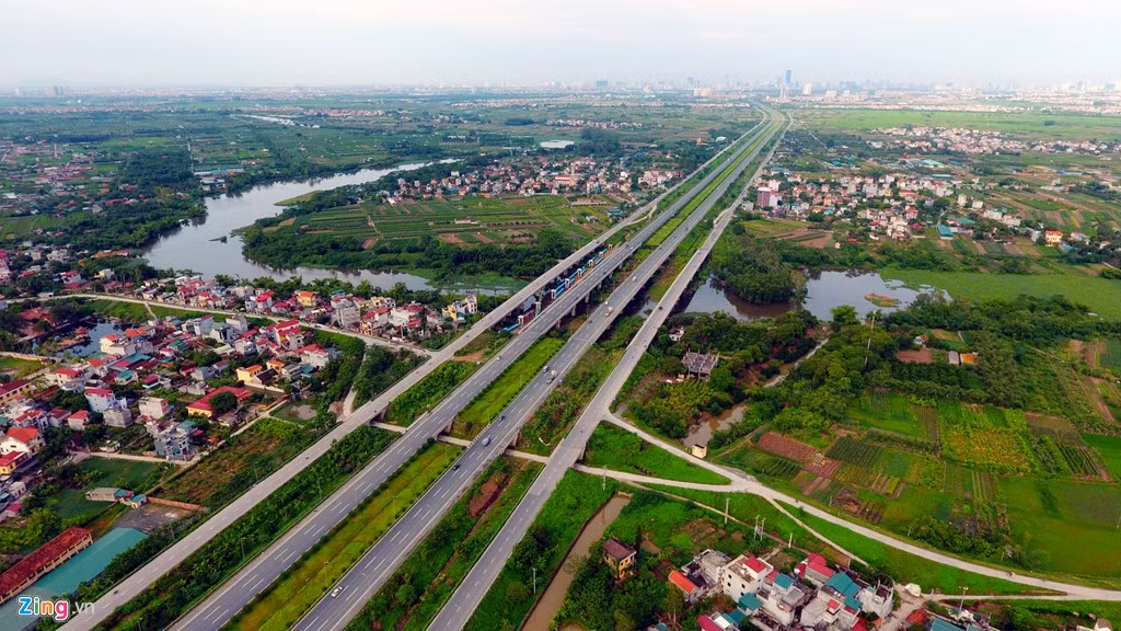 Cụ thể, Hà Nội sẽ trồng khoảng 45.000 cây xanh trên đại lộ này, trước mắt là trồng khoảng 20.000 cây cọ dầu theo 4 luống. Toàn bộ cây xanh được trồng trên đại lộ Thăng Long được doanh nghiệp tặng.