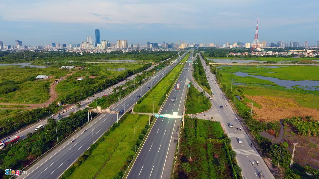 Chiều rộng trung bình 140 m, bao gồm 2 dải đường cao tốc quy mô, mỗi dải 3 làn xe rộng 16,25 m; 2 dải đường đô thị 2 làn xe cơ giới rộng 10,5 m; dải phân cách giữa 2 đường cao tốc rộng 20 m; 2 dải đất dự trữ giữa hai dải đường đô thị.