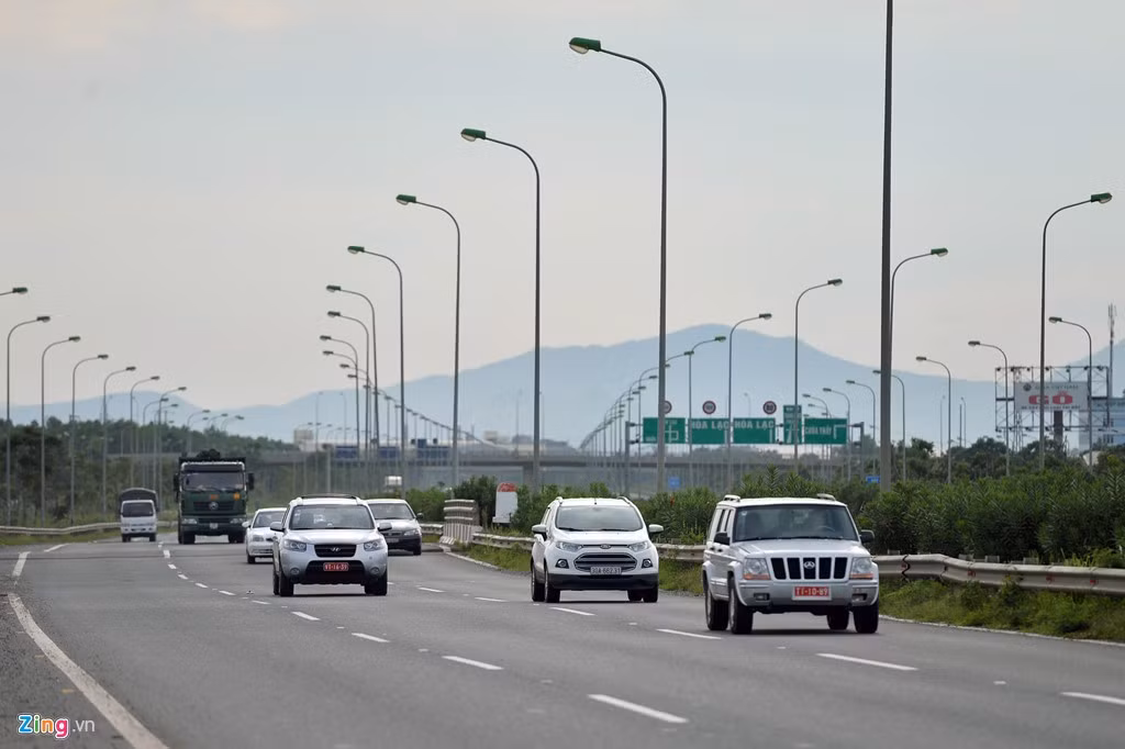 Đại lộ Thăng Long là một trong những công trình giao thông trọng điểm, hiện đại của cả nước với lưu lượng xe cộ qua lại khá đông (mỗi ngày khoảng 2000 xe).