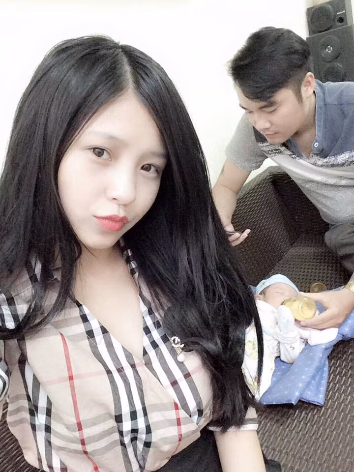 Bà xã của Ngọc Duy là một người phụ nữ trẻ trung và năng động. Cô cũng khiến nhiều bạn trẻ phải ghen tỵ cả về vẻ đẹp lẫn niềm hạnh phúc gia đình.