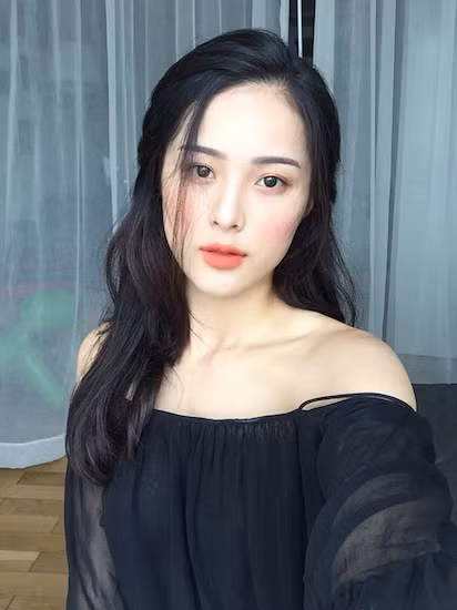 Từ một người mẫu cho các shop thời trang cao cấp, Hạ Vi đã lấn sân nghệ thuật với bộ phim đầu tay 'Tấm Cám' do Ngô Thanh Vân sản xuất.