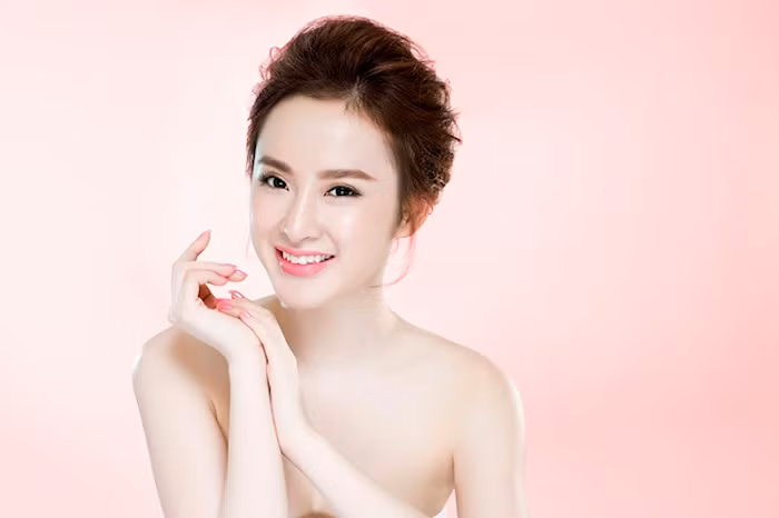 Mỹ nhân có trán cao và rộng là biểu tượng của sự thông minh, nhạy bén cùng hàng lông mày dài. Angela Phương Trinh cũng mang nhiều nét tương tự.