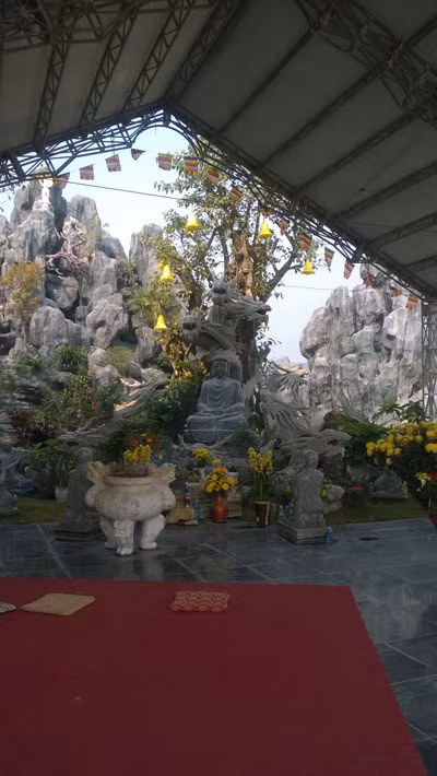 Khi được hỏi, lý do vì sao ông lại đầu tư số tiền khủng để xây ngôi chùa ở nơi ồn ào như nơi đây, vị đại gia này cho biết, các mỏ đá ở đây rồi cũng đến lúc dừng hoạt động. Ông muốn tạo một chốn thanh thịnh, để cho người dân Đà Nẵng và du khách ghé chân. Theo dự định, sắp tới ông sẽ cho khoét núi đá Đà Sơn để tạo thành bức tượng Phật Di Lặc cao 65m…