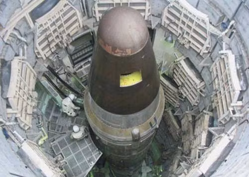 LGM-30G Minuteman: ICBM bay nhanh nhất. Quốc gia sản xuất: Mỹ, phóng lần đầu năm 1966. Trọng lượng phóng của tên lửa này 35,5 tấn, tầm bắn 13.000 km. LGM-30G Minuteman được cho là ICBM bay nhanh nhất thế giới và có thể đạt tốc độ hơn 24.000 km/h ở giai đoạn bay cuối .