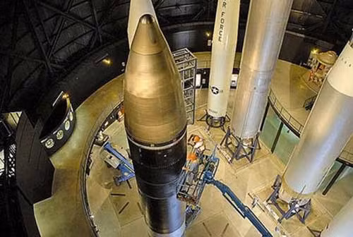 MX (LGM-118А) Peacekeeper: ICBM công nghệ cao nhất. Quốc gia sản xuất: Mỹ, phóng lần đầu năm 1983. Trọng lượng phóng là 88,44 tấn, tầm bắn 9.600 km. ICBM hạng nặng Peacekeeper (Người gìn giữ hòa bình) ứng dụng những công nghệ tối tân nhất, ví dụ như sử dụng vật liệu tổng hợp. Tên lửa có độ chính xác cao và đặc biệt là khả năng sống còn rất cao trong điều kiện bị tấn công hạt nhân.
