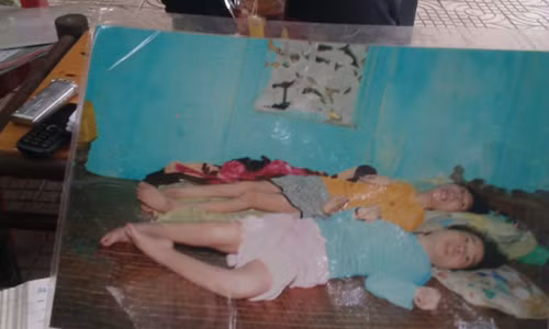 Những hình ảnh trẻ em tàn tật, chất độc màu da cam được các "cán bộ giao dịch" đưa ra tuyên truyền.