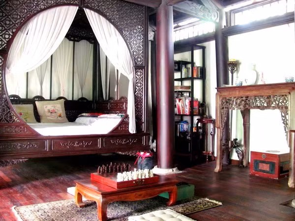 Hồng Nhung: Ca sĩ Hồng Nhung sở hữu căn biệt thự nhà vườn triệu đô với phong cách Bắc bộ đặc trưng. Mỗi phòng trong biệt thự này được trang trí một phong cách riêng.