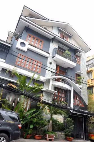Ngôi nhà bao gồm 3 tầng và có 2 mặt tiền, nằm ở vị trí đắt đỏ của Sài thành.