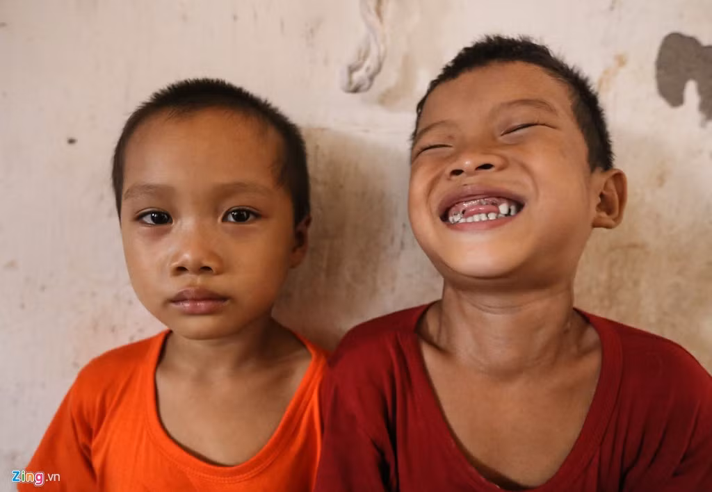 Năm 2015, cô con gái tên Thảo chết do bệnh não úng thủy. Sau đó chồng bà cũng ra đi vì bệnh tật, gánh nặng đè lên đôi vai người đàn bà mới xấp xỉ ngũ tuần nhưng trông già như ngoài 60 tuổi. Khi được hỏi nếu có ai nhận nuôi con chị để nó được sung sướng, người phụ nữ kiên quyết: "Con mình đẻ ra thì sẽ tự tay nuôi nấng và cho ăn học, chứ gửi con đi xa thì đứt từng khúc ruột". Trong ảnh, con trai út tên Ngô Doãn Nhân (phải) ngồi cạnh cháu nội của bà Hải.