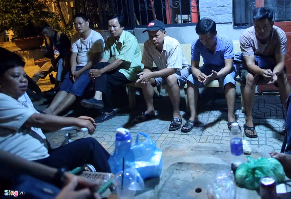 Một số người mang theo đồ ăn, nước uống để nhận chỗ, chờ đến giờ nộp hồ sơ.