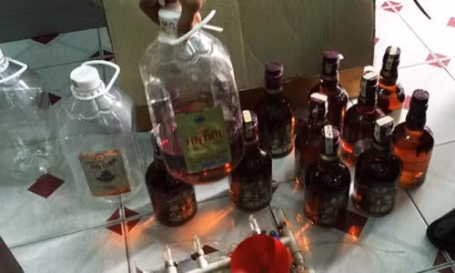 Công thức chế biến các loại rượu như Chivas 12 và 18, Hennessy, Martin…là mua rượu Ballantines với giá 200.000 đồng/chai trộn với Vodka, nước màu kho cá.