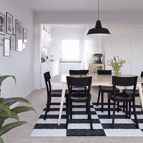 Đơn giản, đơn sắc và đủ ấm áp để giữ những vị khách ngồi lại nói chuyện với nhau sau bữa ăn.