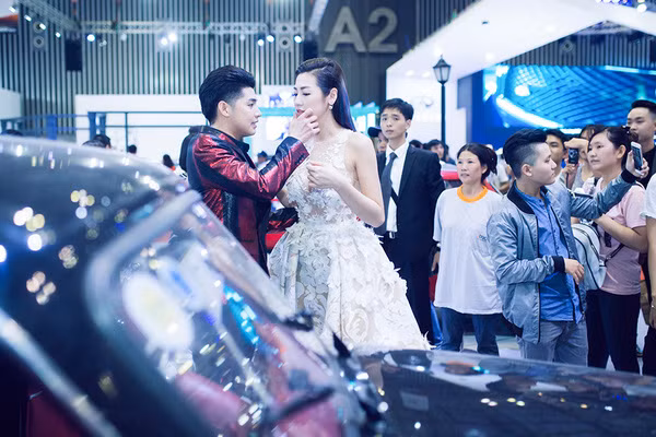 Còn nam ca sĩ cũng nhẹ nhàng lau vết son hơi lem của Á hậu xinh đẹp.