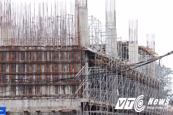 Những thanh sắt thép trên trụ cột bê tông đang có dấu hiệu hoen gỉ. (Ảnh: Minh Khang)