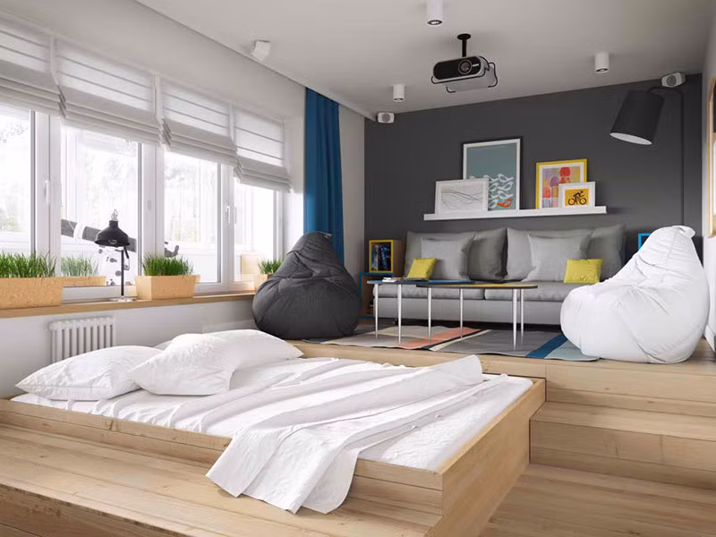 Và đây chính là bí mật ẩn dưới bậc thang bước lên phòng khách. Một chiếc giường êm ái được “giấu” ở phía dưới này, khi đi ngủ, chủ nhà chỉ cần kéo ra, vừa độc đáo vừa tiết kiệm diện tích.