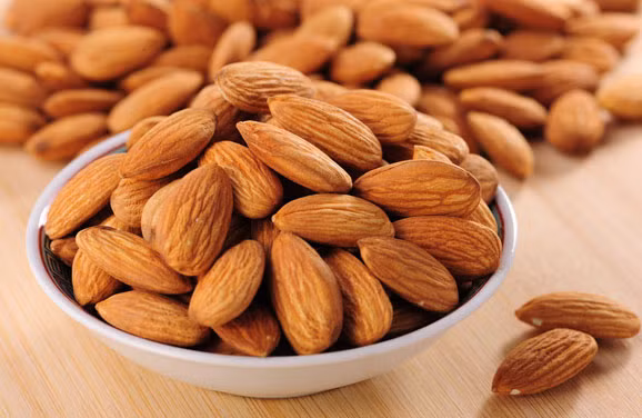 Hạnh nhân. Mỗi ngày ăn 2-4 hạt hạnh nhân có thể ngăn "súng ống" nhanh rệu rã, mà còn hỗ trợ điều trị sỏi thận, sỏi đường tiết niệu.