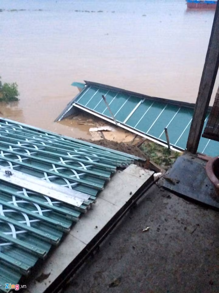 Ngôi nhà chị Bình bị lở xuống sông Hồng do bão số 3. Theo chị, tuy đất trong hành lang đê điều không có sổ đỏ nhưng gia đình vẫn nộp thuế đất hàng năm. Ảnh: Người dân cung cấp.
