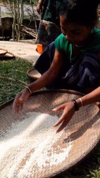 Mẻ gạo trắng ngần, hương gạo đượm nồng không uổng sức những người phụ nữ Ma Coong nhọc công chăm sóc, thu hái, giã, dần, sàng... những tháng ngày qua.