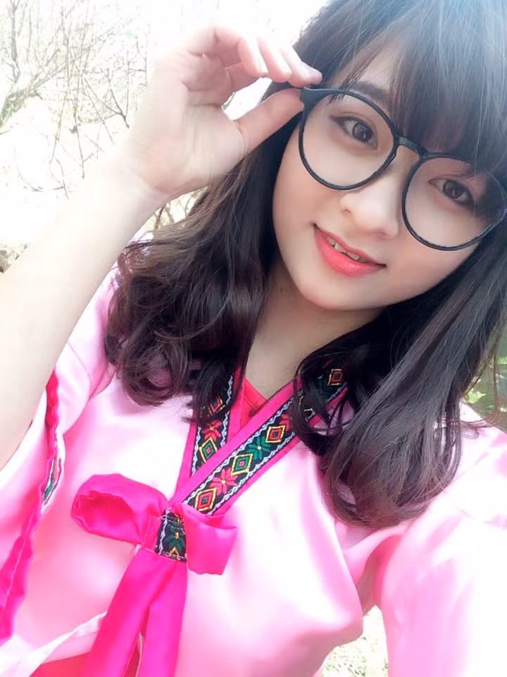 "Điều em buồn nhất, thất vọng nhất là sau khi nhìn tấm hình của em cầm chiếc áo ngực chạy khỏi đám cháy thì lại chửi rủa và nói rằng lúc ấy em ngồi hát với khách bị "khách lột hết đồ" nên vơ vội áo ngực và chạy ra ngoài, em rất buồn và đau khổ. Anh thấy đấy, giờ đi đâu em cũng bịt kín mặt mũi vì sợ, cũng không còn buồn trang điểm nữa. Em không thể hiểu sao mà họ lại nghĩ như vậy được" - Bích nói.