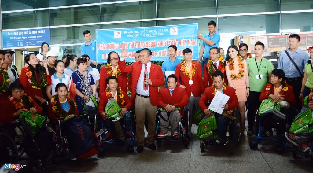 Trưởng đoàn thể thao Paralympics Việt Nam Phạm Văn Tuấn động viên các VĐV khi trở về nhà. Đây là kỳ Thế vận hội thành công của thể thao khuyết tật Việt Nam khi lần đầu tiên giành được huy chương.