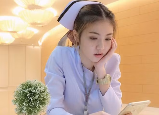 May sở hữu gương mặt xinh xắn không thua kém hot girl hay diễn viên điện ảnh. Mỗi bức ảnh được “cô gái Song Ngư” đăng tải trên mạng xã hội thường thu hút hàng trăm nghìn like (thích).